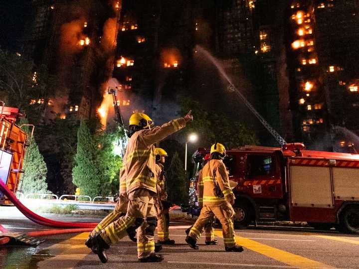 Incendio en Hong Kong: bomberos descubrieron el material que potenció el fuego