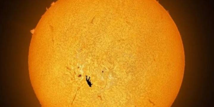 Cómo se capturó la inédita imagen de un paracaidista alineado con el Sol