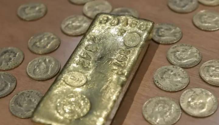 De película: cavó un pozo en el patio de su casa para hacer una pileta y encontró lingotes de oro