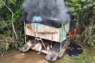 Policías de Brasil y Colombia destruyeron 14 “superdragones” que extraían oro en la Amazonía