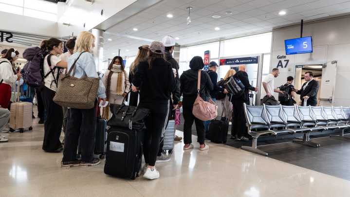 Americans brace for Thanksgiving rush in test of airspace