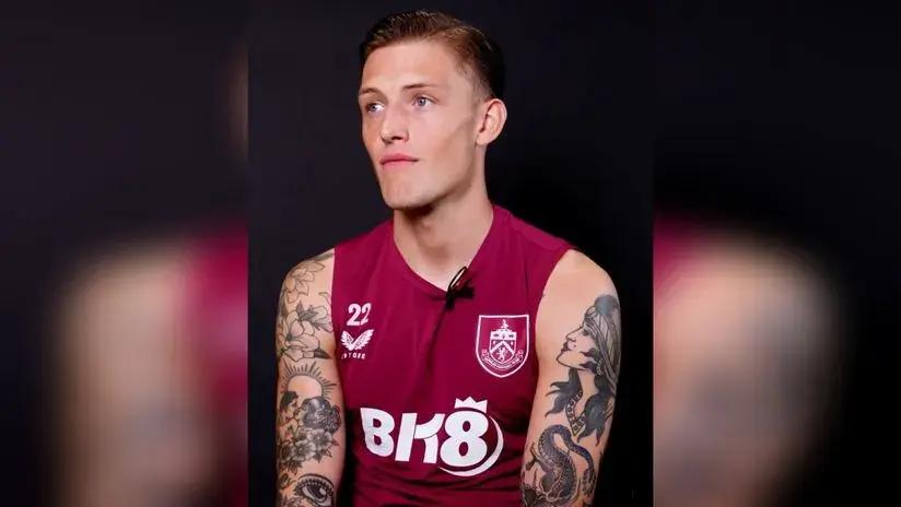 Oliver Sonne explicó a los fans del Burnley el significado de su tatuaje de Perú