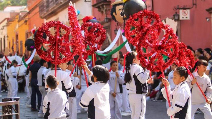 Tradición y participación marcan el desfile por el 115 aniversario de la Revolución Mexicana en San Miguel de Allende
