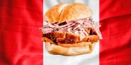 El pan con chicharrón sigue conquistando las listas y Taste Atlas lo ubica en el primer puesto entre los mejores sándwiches sudamericanos