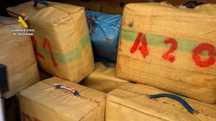 Incautado un alijo de más de 4 toneladas de hachís en las costas de Alicante