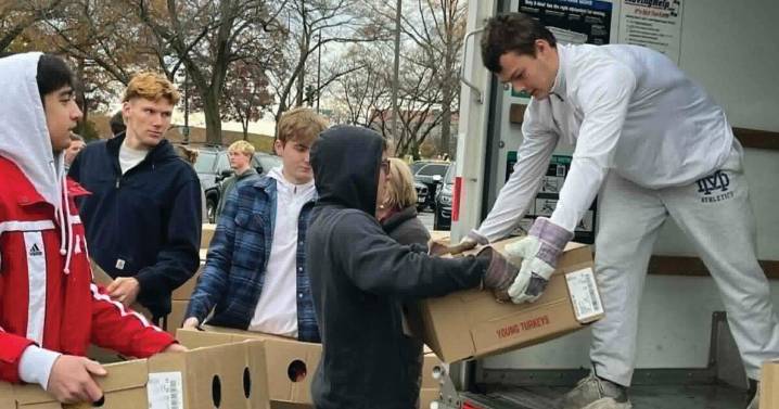 Voluntarios de Poor Robert's Mission entregan pavos a familias necesitadas