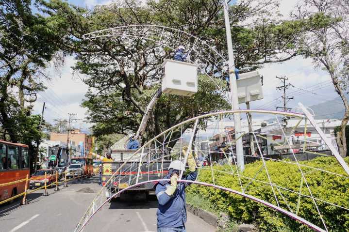Avanza el montaje de figuras del alumbrado navideño