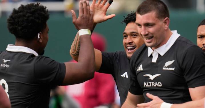 New Zealand rallies with three late tries to beat Ireland 26