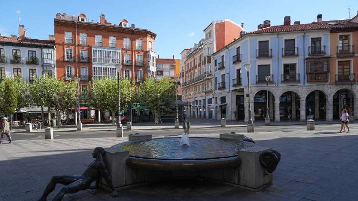 ​Tres heridos al chocar un coche y un autobús en la plaza de la Rinconada de Valladolid