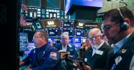 Wall Street sube con impulso de acciones tecnológicas, mientras bitcoin profundiza su caída