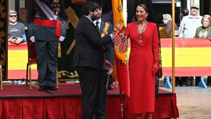 La Guardia Civil recibe la enseña nacional de la Administración regional