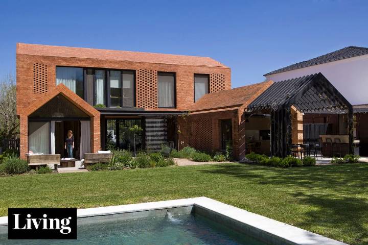 Clásico revisitado. Frente de ladrillo, techos inclinados, forma de “casita”... y absoluta originalidad