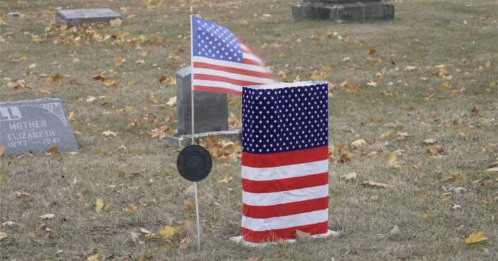 Manitowoc honors Civil War veterans with headstones after century