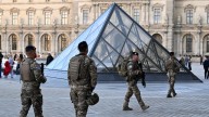 Policía detiene a cuatro presuntos implicados en el robo al Louvre en la fila para un partido de fútbol
