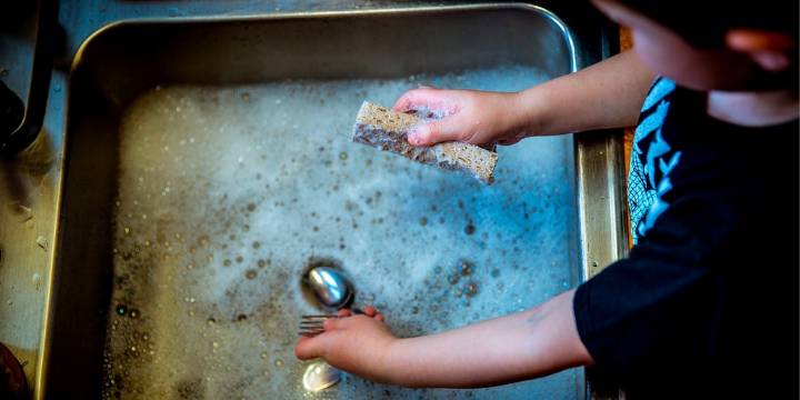¿Por qué no es bueno dejar la fibra de los trastes dentro del jabón?