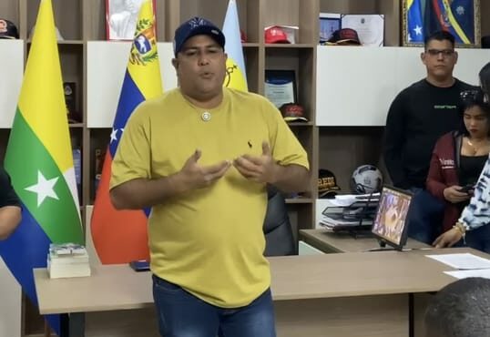 Alcalde Eneas González entrega más de 40 ayudas técnicas a vecinos de Mariño