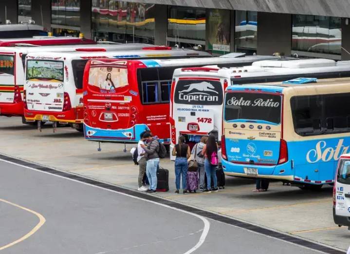 Crisis de aviones en Colombia dispara viajes por carretera; así puede comprar pasajes baratos en buses