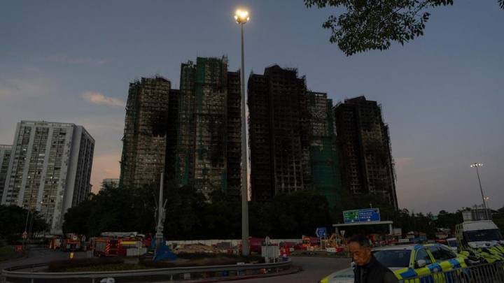 Crece la indignación en Hong Kong por las negligencias y descuidos en los edificios afectados por el incendio