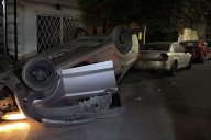 Vuelca tras impactarse contra camioneta estacionada en Saltillo; presuntamente ebrio