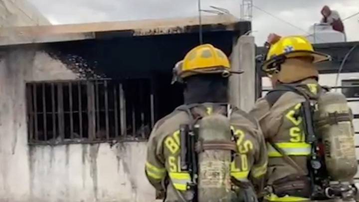 Incendio consume hogar en Lomas de Zapalinamé; vecinos ayudaron a apagar llamas