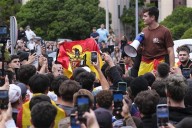 Quiles celebra entre protestas un acto sin autorización en la Universidad de La Laguna