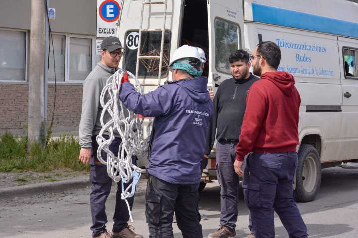 Personal de Telecomunicaciones desarmó una antena en desuso en Río Gallegos