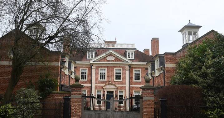 The affluent Cambs street full of millionaires with £3m mansions and great transport links