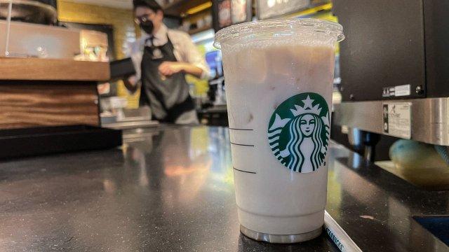 Apuesta de Starbucks por experiencia local puede ayudarle a recuperar terreno en China