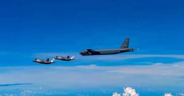 B-52 estadounidense se aproxima a costa venezolana; aumenta la tensión