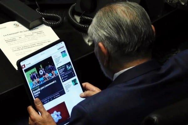 Captan otra vez a Adán viendo deportes; retiran a fotógrafos