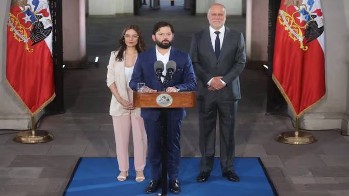 Boric felicita a Jara y a Kast por pasar a la segunda vuelta