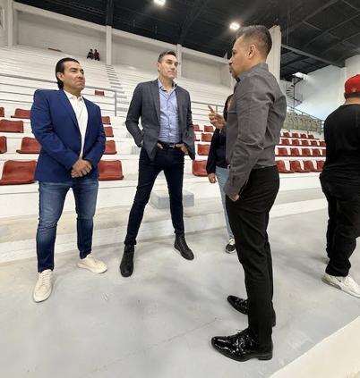 Lalo Najera, constató obras de remodelación en el Gimnasio Neri Santos