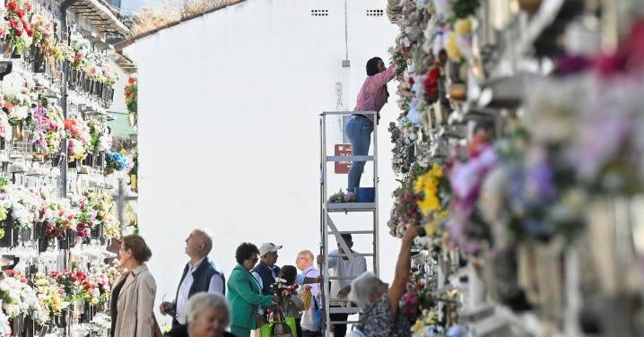 Las imágenes del Día de los Santos en los cementerios de Córdoba
