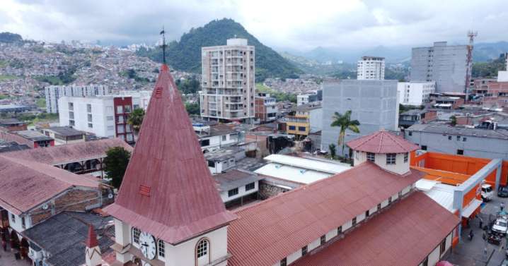 Revocan orden de arresto y multa contra un alcalde de Caldas