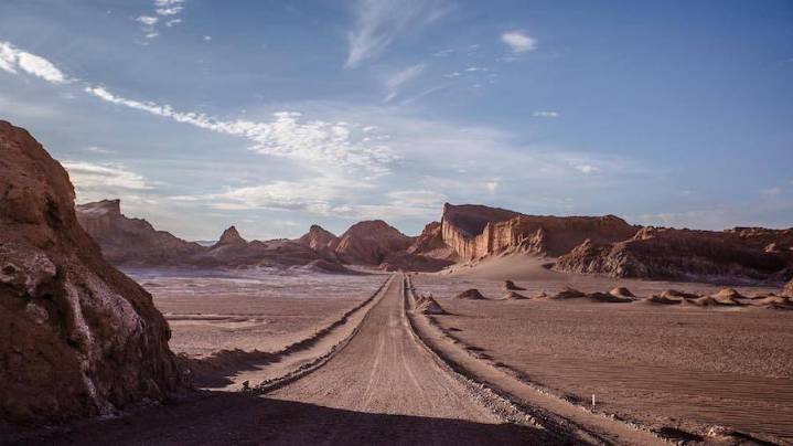 Cómo llegar al Valle de la Luna: guía práctica para visitar uno de los lugares turísticos en Chile más emblemáticos