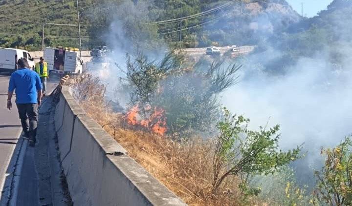 Incendio se registra en la ruta Las Palmas a la altura de la rotonda Simón Bolívar en Viña del Mar