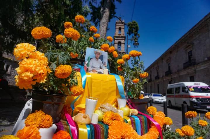 Estudiantes del Colegio de San Nicolás colocan altar en memoria de Carlos Manzo