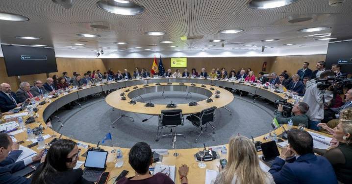 Hacienda ofrece a las comunidades autónomas un déficit del 0,1% tres años