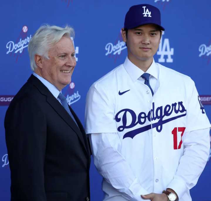 Los Dodgers de Los Angeles saborean la victoria en la Serie Mundial, pero los vínculos del dueño Mark Walter con inmigración tiene a los aficionados desanimados