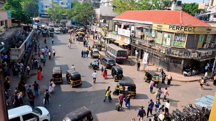 Mumbai: BMC to hire NGOs to clear hawkers from footpaths