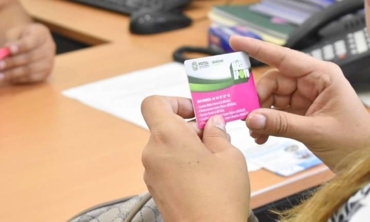 Gobierno Estatal continúa entrega de Tarjetas Rosas