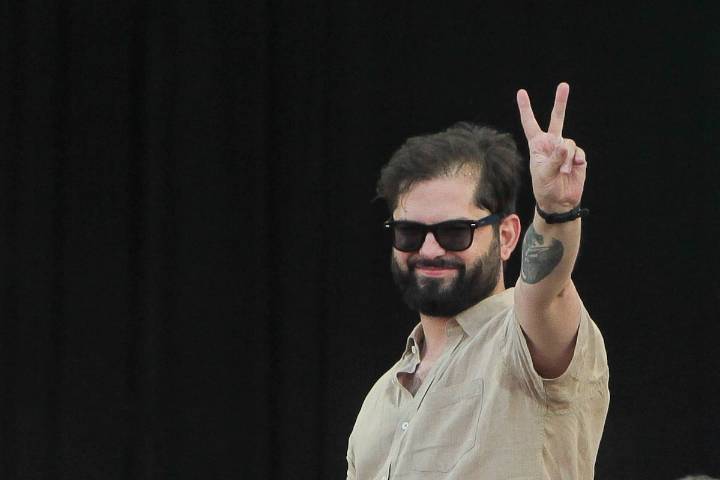 Una tierna llamada por teléfono: Presidente Boric invita a niño que lloró por fin de su mandato a La Moneda