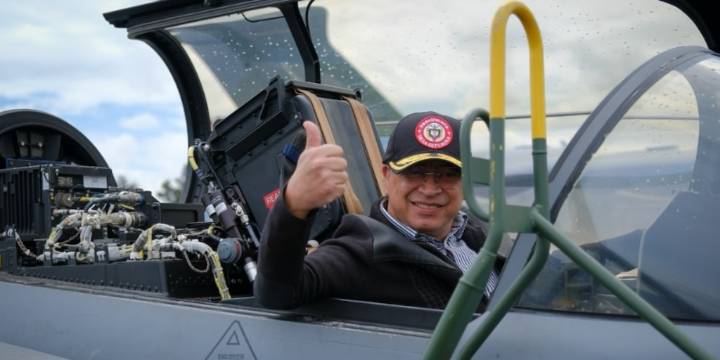 Petro explicó como se pagarán los 17 aviones Gripen, para los que se destinaron $16,5 billones: sucesor del presidente podría estar preocupado