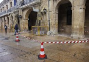 Se desprende una parte de la balaustrada de la fachada del Ayuntamiento de Oviedo