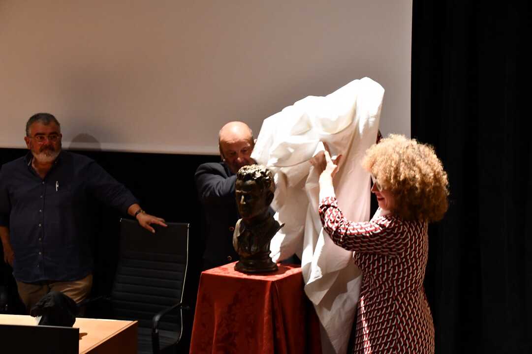 San Fernando recuerda al escultor Antonio Bey en el cincuentenario de su fallecimiento