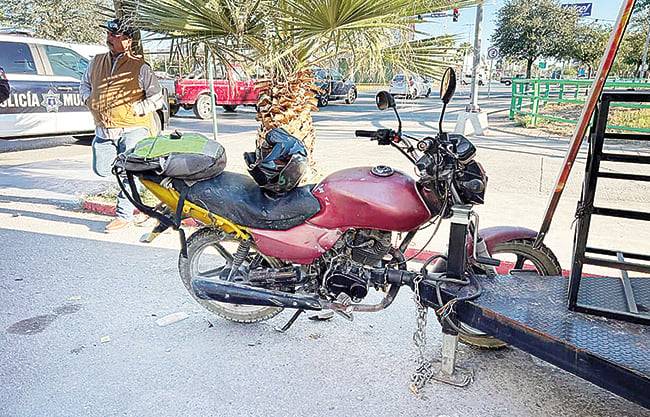 Choca en su moto contra camioneta en el Pape