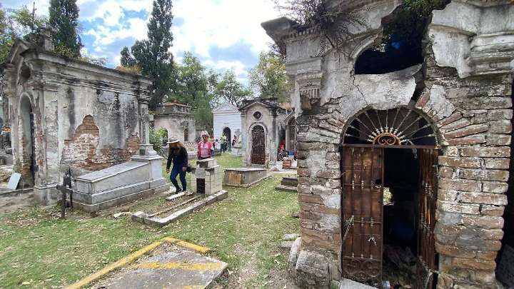 Historias de vida y abandono: así lucen los panteones de Puebla en el Día de Muertos