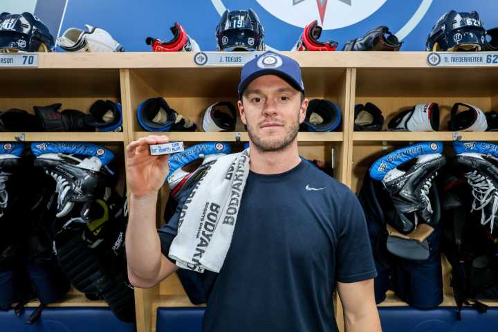 Jonathan Toews becomes UND's all-time leading NHL scorer