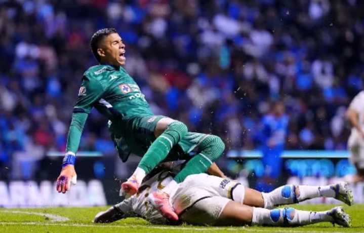 Kevin Mier se fractura la tibia en derrota de Cruz Azul frente a Pumas
