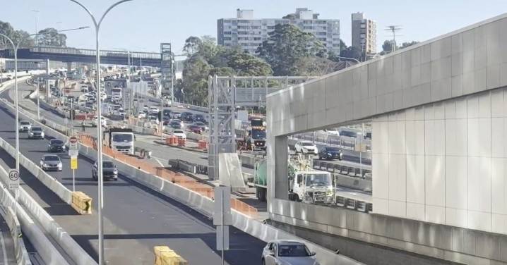 Traffic piles up after truck blocks Sydney Harbour tunnel